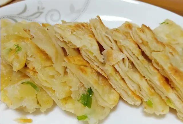  『十足』宅在家教你做葱香味十足的葱油饼，咬一口酥掉渣，一家都喜欢！
