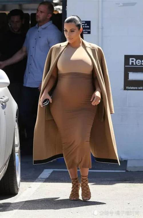 何穗这件衣服厉害了，有四只袖子！图3这么壮的身材第一次见！