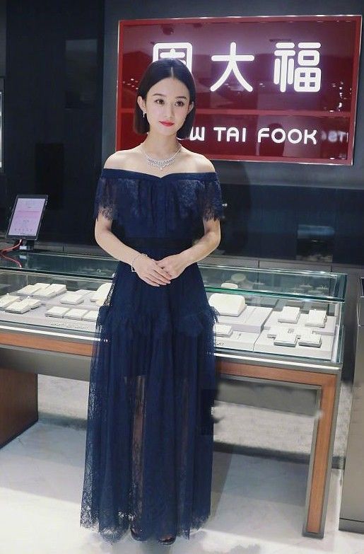 赵丽颖这礼服厉害了，裙子自带纹身效果，要往叛逆的方向走？