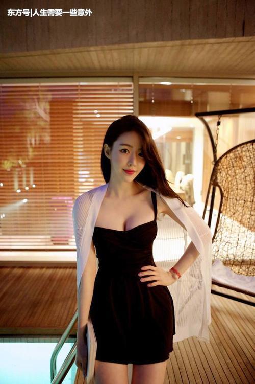 娇俏明艳的气质美女，黑夜让魅力完美绽放，俏美短裙惊艳动人