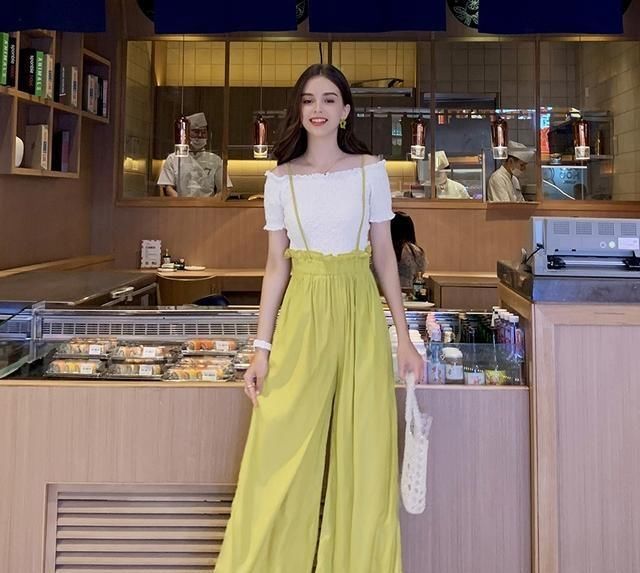  #气质#很多女人还穿阔腿裤,好土!学都市女人穿美裙,时髦气质有女人味