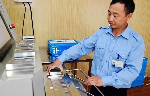 车管所好消息：年检3项新政策实施，车主：车窗终于干净了