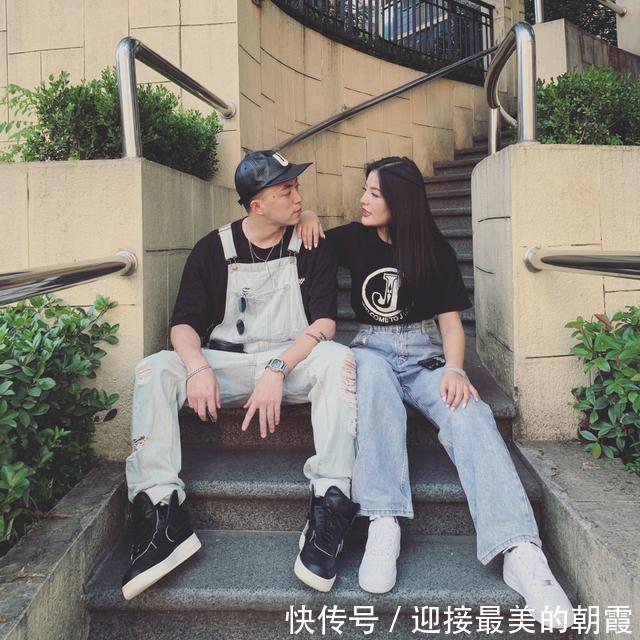  #牛仔裤#Jony j穿背带裤与妻子甜蜜对视，衣品爆棚不显娘，嘻哈老爸太帅