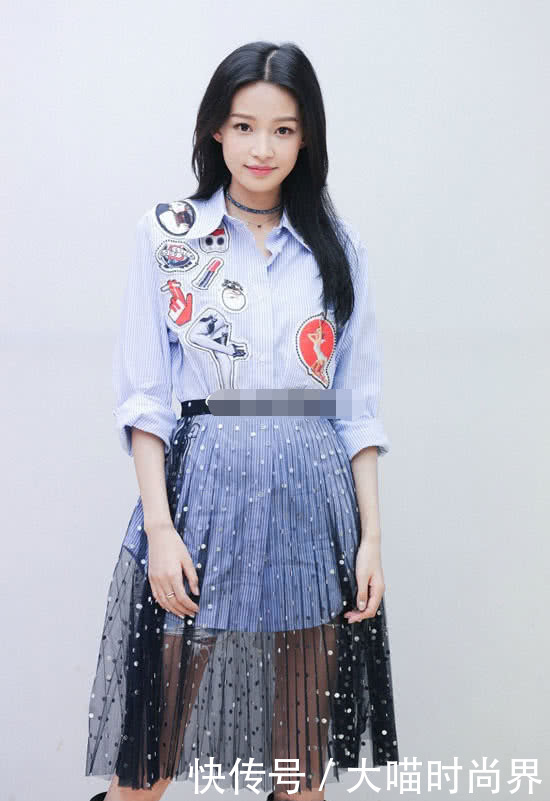 孙怡真会搭，镂空裙配短靴也不丑，身高不到170cm的就别尝试了！