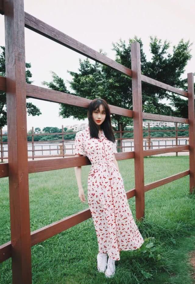  [青春活力]长裙＋休闲鞋，春夏季潮配搭