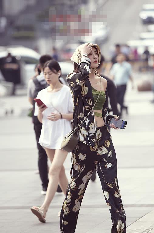 街拍：怪不得男人喜欢图二紧身裤美女，包裹极致好身材