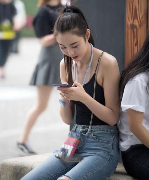 广东街拍:图一性感，图二女王，图四适合娶回家当老婆