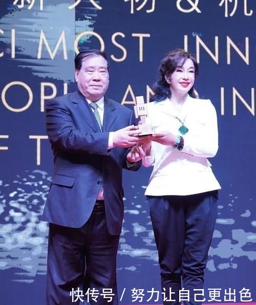  老态■67岁刘晓庆脸怎么了？大浓妆盖不住僵硬老态，网友：都认不出来了