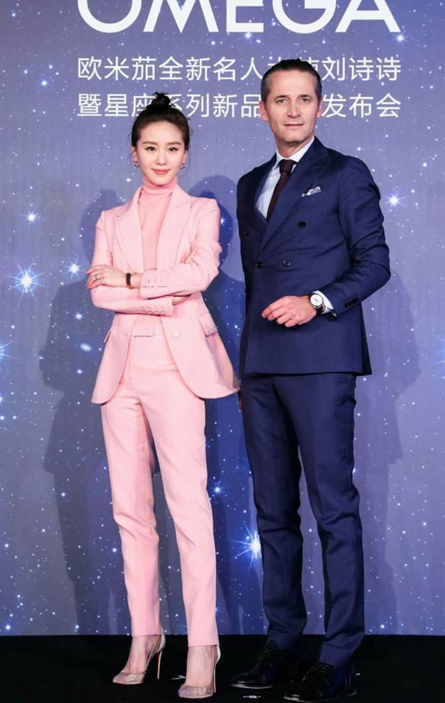 李宇春和刘诗诗同穿一身粉，网友：真少女和伪女人的差距一目了然