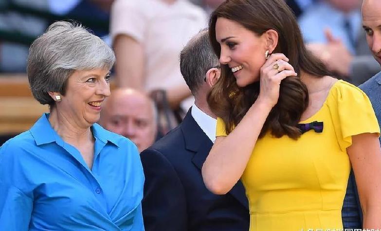 凯特生完路易斯多了一件“黄宝石”首饰, 搭黄色连衣裙非常洋气!