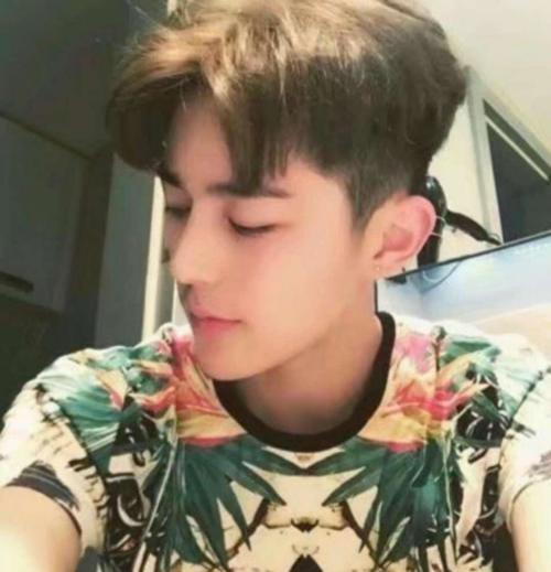 头发又粗又硬又多，两边还炸，什么发型合适？