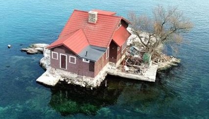 最小的岛屿，岛上只有一栋房子和一棵树，在没任何空间