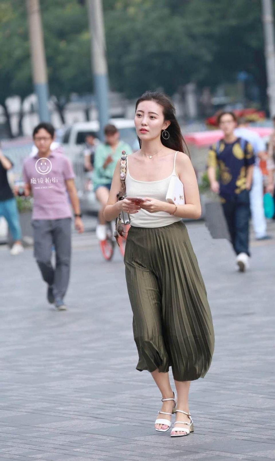 路人街拍,小姐姐气息很成熟,一袭吊带勾勒出迷人的性感好身材