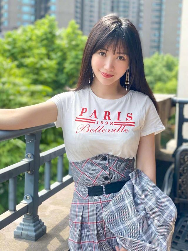 凹凸@马蜂腰40岁里少见,柳岩把格子裤穿火了!高腰设计尽显凹凸身材