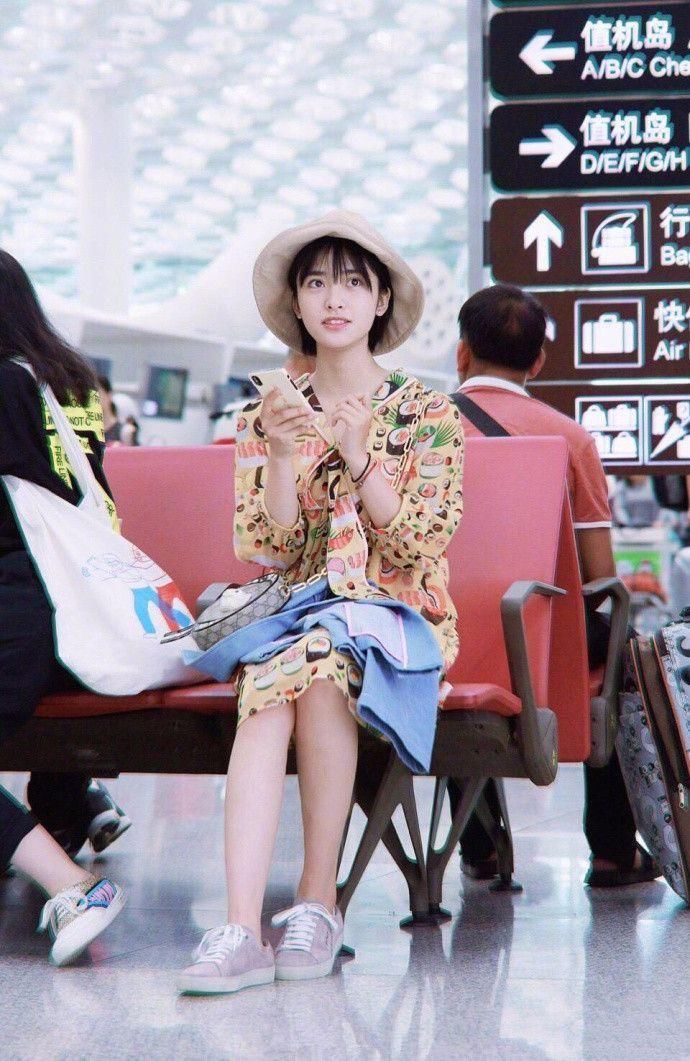 沈月颜值比陈都灵更抗打，可这腿在她的对比下，更短更粗了!