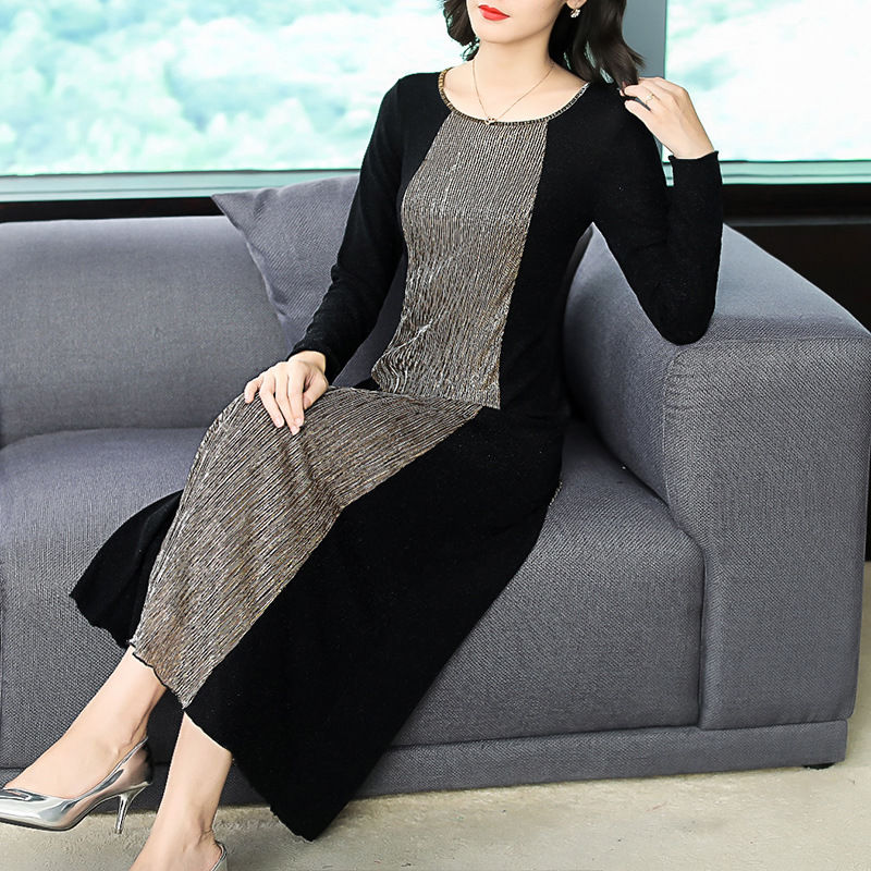 55岁的妈妈同学聚会，多年未见的老同学夸她还如此年轻，会打扮