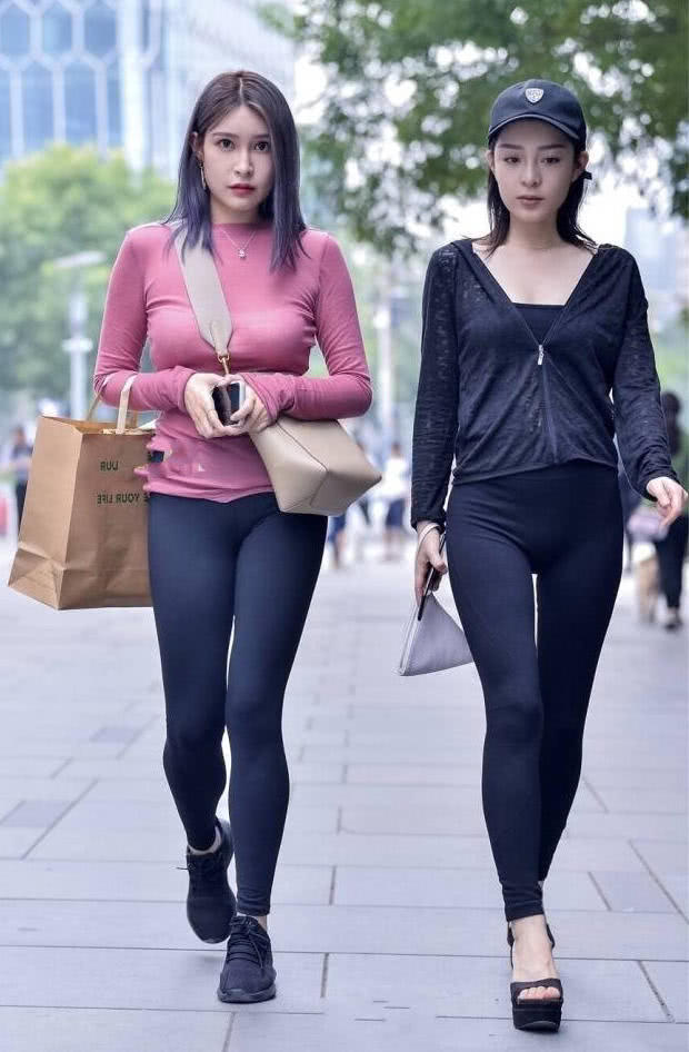 这两位很是时尚小姐姐，走起路来摇摆姿态就像一道道美丽的风景线