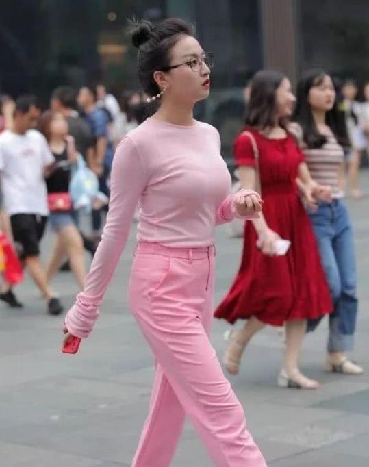 【美女】街拍:沉鱼落雁的美女,一件碎花吊带的连衣裙,时尚优雅大方美丽