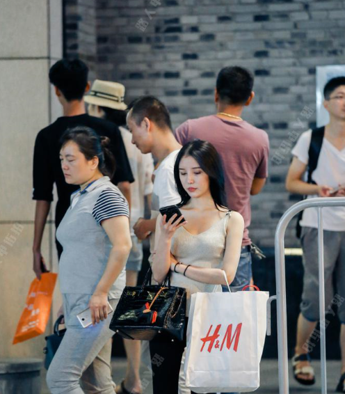 路人街拍: 穿潮流紫色的小姐姐,虽然矮一些,玉腿可不短