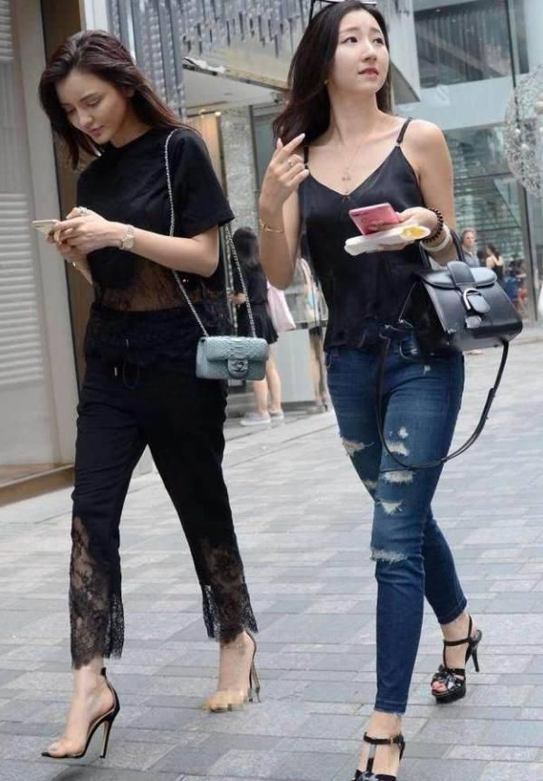 牛仔裤展现女人婀娜多姿的身段，衬托出迷人的风采