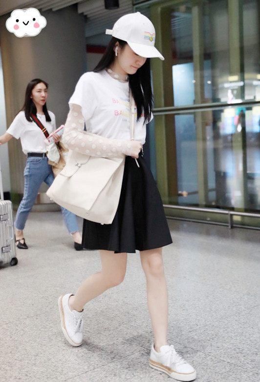 张雪迎越来越大胆了!穿件背心就出门,网友:这身材不露白瞎了