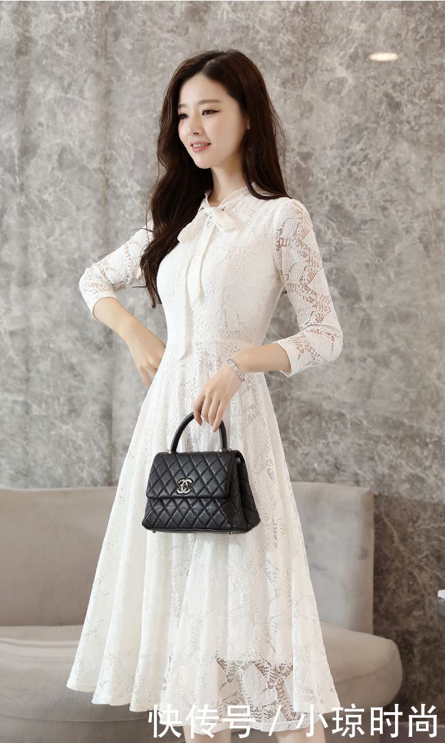 纯白蕾丝连衣裙，转圈转身，都像是盛放的洁白花朵，芳香迷人