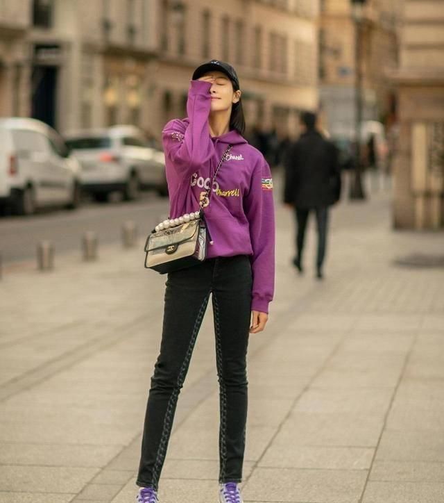  #中年#女人到了中年，穿卫衣就是装嫩？避免这几个误区，减龄又时髦
