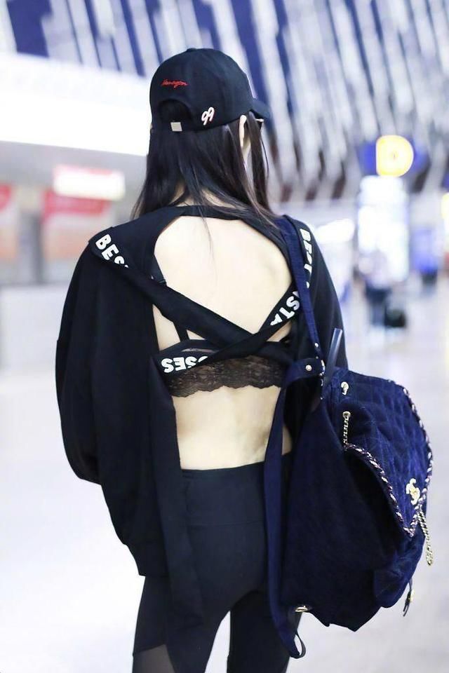 奚梦瑶机场不仅穿个大粗裤子,还秀露背装,网友:超模任性啊!