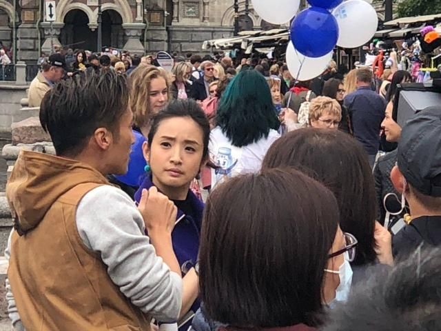 路人镜头下，林依晨胖回娃娃脸重回18岁，却被沈月式身材抢镜！