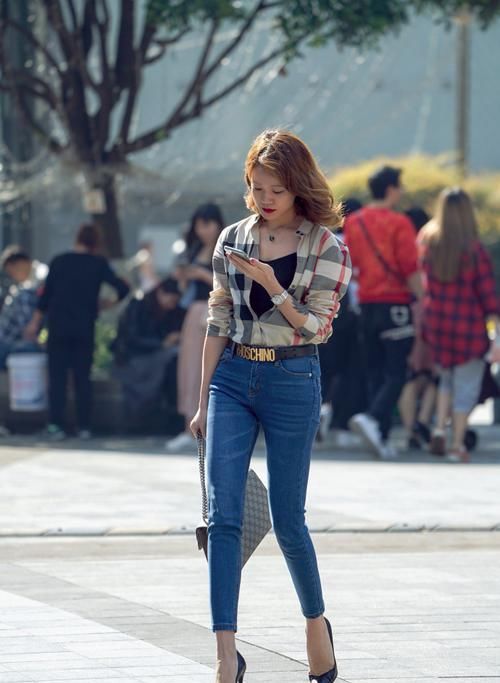  穿着|街拍美女：甜美高挑的小姐姐，穿着时尚又干练