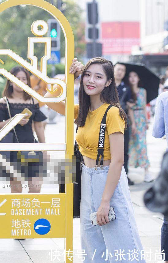 路人街拍,小姐姐身穿一件黄色紧身短袖,真是有点小性感!
