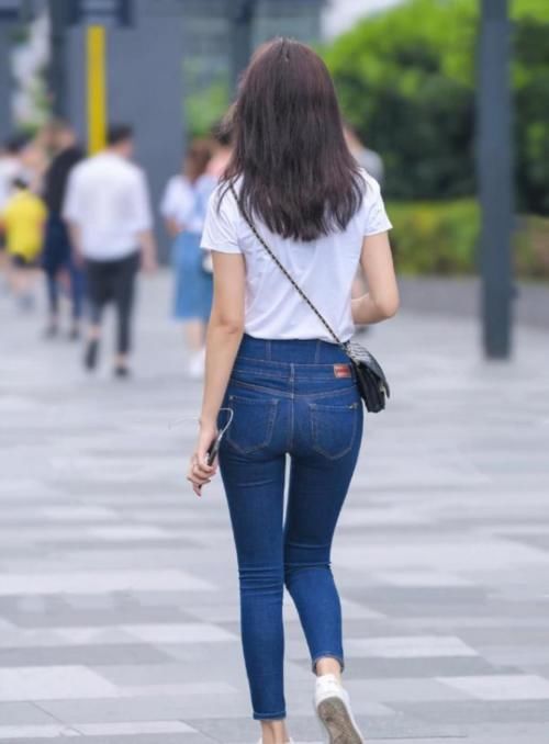  「位小姐姐」“火辣辣”的紧身牛仔裤，最完美的曲线轮廓，网友：经典！