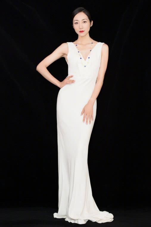 还是韩雪会玩，低胸装还挂长款项链，意外凸显好身材!