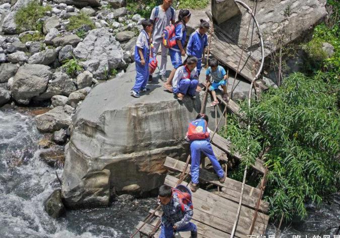 悬崖村在得到6亿资助后，就只修了一条铁梯？网友：世界最壕铁梯