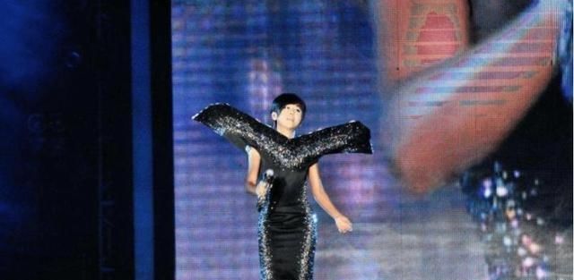 #依旧#她身价上亿,拥有8个“干儿子”,狠扇当红女星,今55岁依旧单身