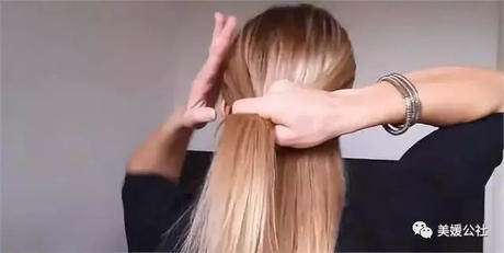 别再把丸子头扎那么高了,现在流行低丸子头,只需一个麻花辫而已