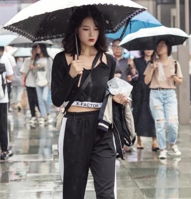 「 美女」穿搭靓丽,尽显好身姿!,美女街拍:笑容甜美的小姐姐