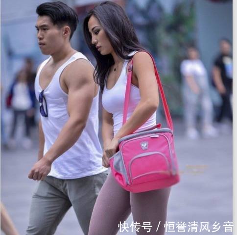 大街上，小姐姐穿紧身裤太胆大，路人太刺眼了！