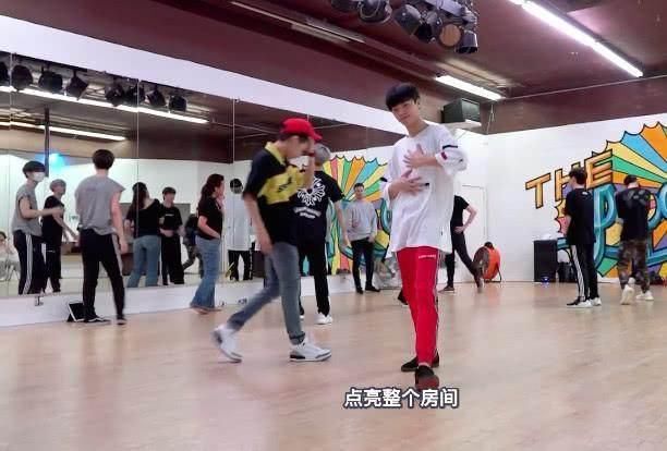 当王俊凯和陈立农都穿上红裤子，长得好看的人果然穿什么都好看