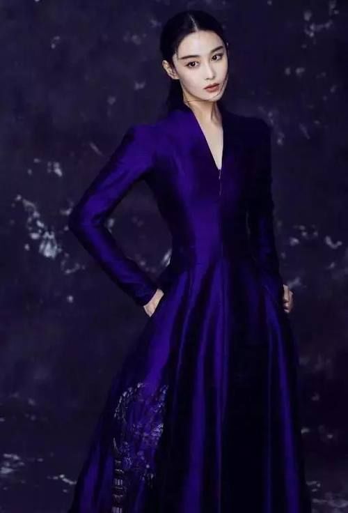 “宅男女神”张馨予一件连衣裙展现女人味,网友:灵动俏皮满满少