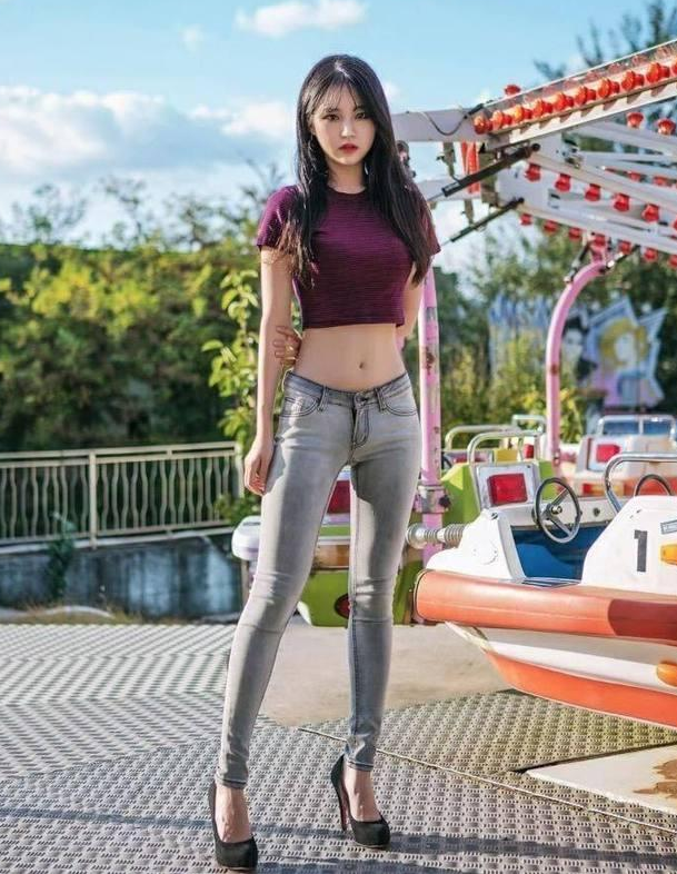 穿紧身裤的小姐姐们，必然性感妩媚，成为街头焦点