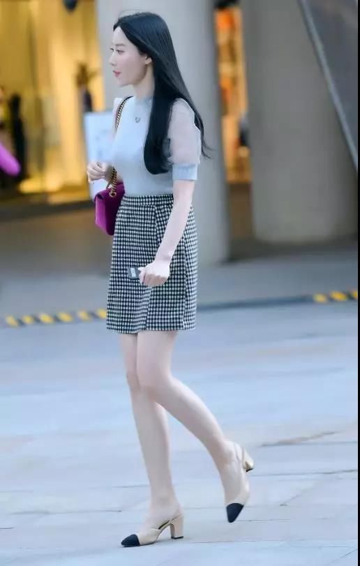 街拍:样子很温柔,淑女范儿的走来,肤白美腿的性感美女