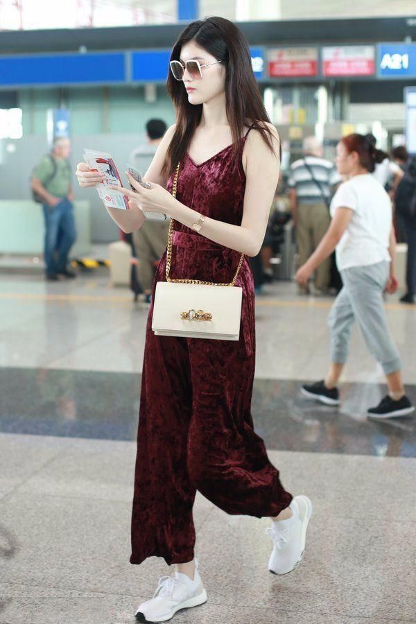 何穗高温穿天鹅绒连体裤，网友：能不能换双鞋子？