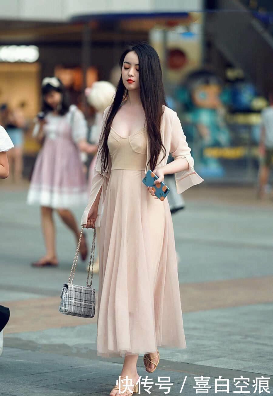 女孩:街拍紧身裙诠释了时尚的气息,把街道变成女孩秀身材的主场