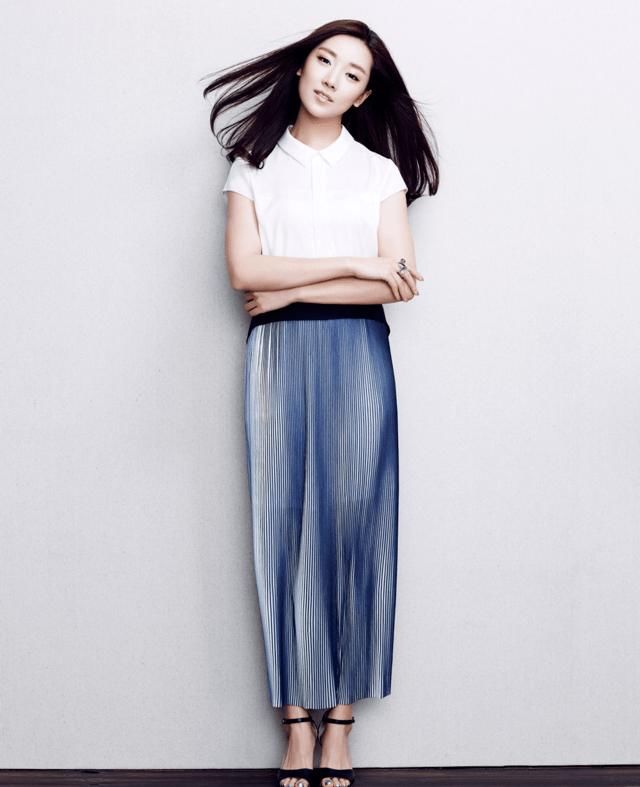  『气质』菅纫姿本就是气质丽人，挑战一条蓝色蛋糕连衣裙，凸显出女神气质