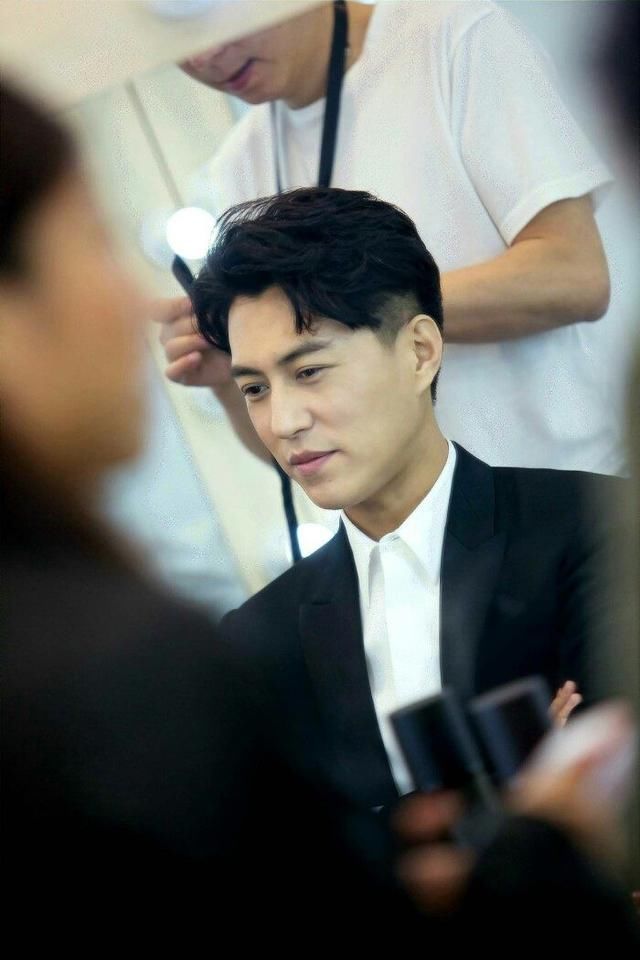 靳东化妆的样子，贱萌贱萌的，化妆师好想一耳刮子过去!