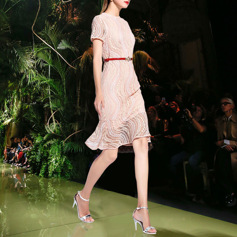 不得了,男人看了就怦然心动的连衣裙,女人穿的显温柔,韵味十足