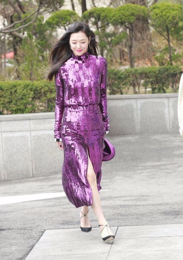 崔雪莉胖了多少斤?脸圆腿粗不说，穿裙子都看不到腰了!