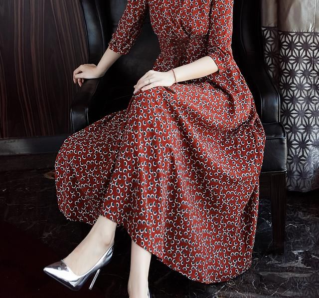 马上中秋了，回娘家别穿得像个土包子，瞧这款秋裙，洋气遮肉美爆