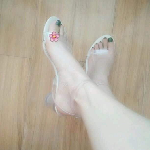 一字带超高跟设计，穿着凸显身材高挑